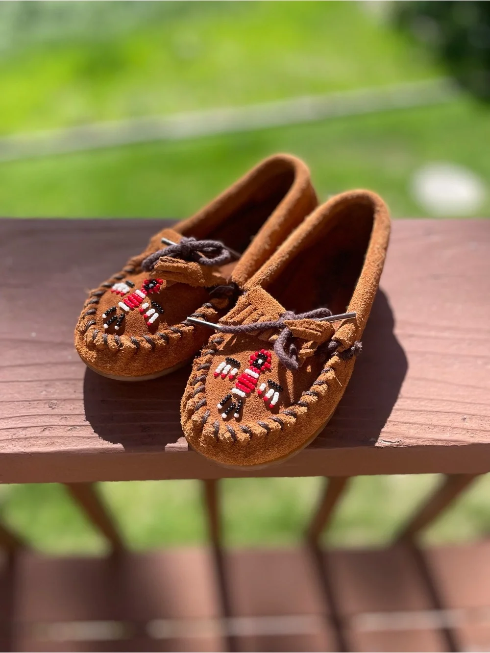 Minnetonka Kids size 10 Chestnut Brown Beaded Suede Leather Thunderbird Moccasin